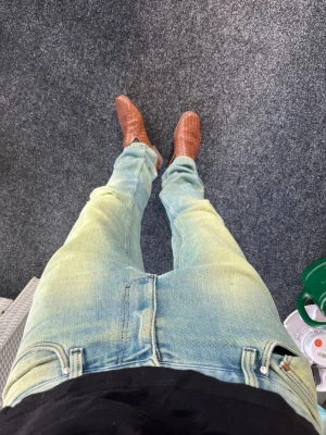 Whyred jeans  - Väldigt snygga jeans som är ganska slim men även lite bootcut på slutet från Whyred. Påminner om passformen på Hedi jeans, funkar perfekt till Chelsea boots. Storlek W29 L34