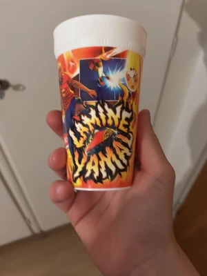Anime Yamma plastmugg med tryck - Cool plastmugg med färgglatt anime-inspirerat tryck av en fotbollsspelare och texten 'lamine yamal'. Muggen har vit topp och livfulla illustrationer runt om. Perfekt för dig som gillar unika samlarprylar eller vill ha något extra till drycken.
