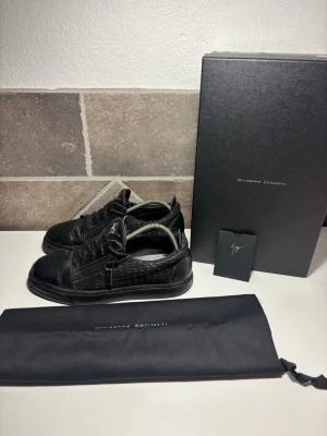 Giuseppe Zanotti skor - Svarta Giuseppe Zanotti i bra skick 👏 | Storlek 41 📏 | Ingår: dustbag,kort och box | Vid frågor eller diskussion om pris är det bara att skriva ✍️ | Ffakt inom 48h 📦 
