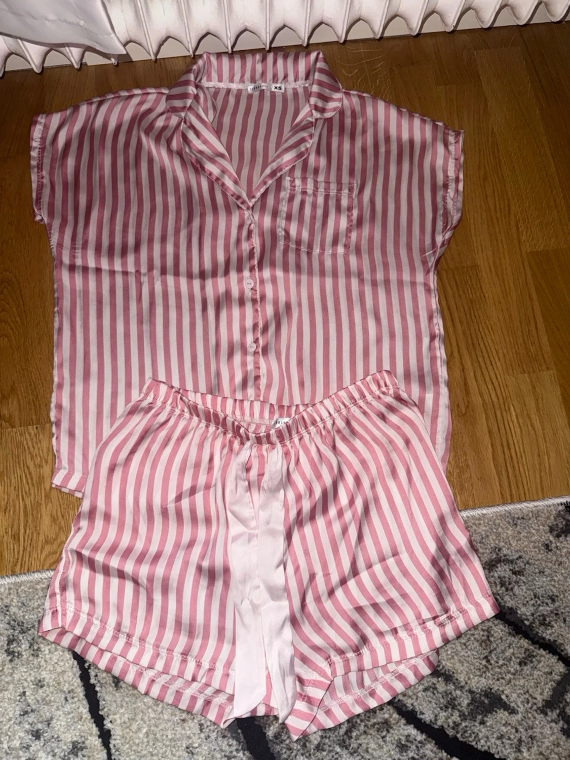 Randig satinpyjamas