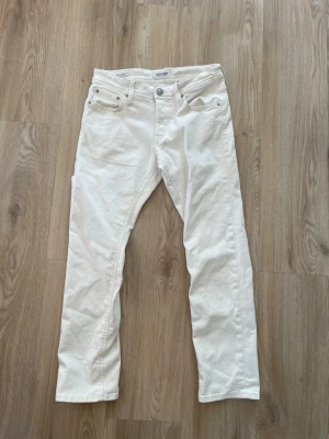 Jack & Jones jeans  - Tjena, säljer dessa vita Jack & Jones jeans. Aldrig använda. Storlek 28w 30l. Hör av dig vid funderingar!🙌