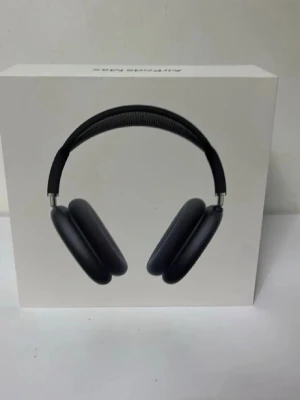 Apple AirPods Max hörlurar svart - Säljer ett par Apple AirPods Max i svart. Over-ear hörlurar med stilren design, metallbyglar och meshband för extra komfort. Levereras i originalförpackning med Smart Case. Perfekta för musik, film och gaming.