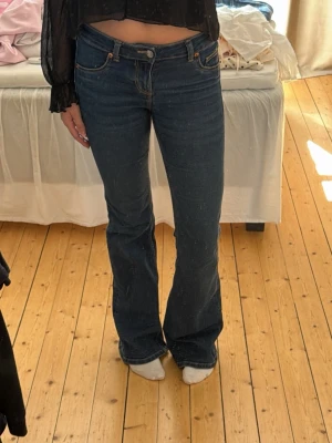 Mörkblå bootcut jeans - Supersnygga jeans 