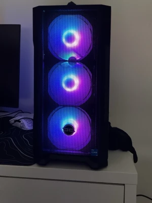 Stationär gamingdator med RGB-belysning - Säljer en stationär dator med svart chassi och stora RGB-fläktar på framsidan. Insidan har snygg RGB-belysning och komponenter som passar gaming och tyngre program. Chassit är i metall och glas, med modern design och bra luftflöde. Säljer pga ingen användning längre och ska lägga mer pengar på min moped. Pris kan diskuteras privat eftersom det inte är helt hugget i sten. Den är väl omhändertagen och funkar felfritt✌🏻skärm, mus och tangentbord följer med som oxå funkar felfritt