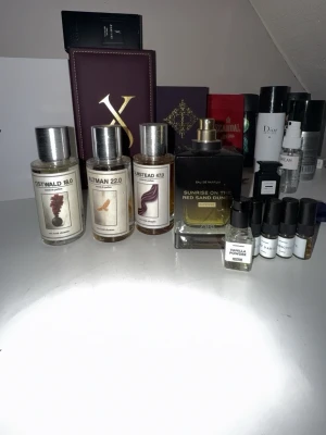 parfymer och samples mix - Säljer ett paket med flera parfymer i olika storlekar och doftprover. Flera små samples ingår, perfekt för dig som vill testa olika dofter.