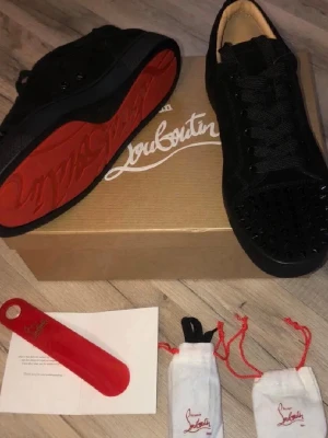 Christian Louboutin svarta skor med spikar size 41 men - Snygga Loubs med svart färg med spikar och röd sula. Jätte bra kondition helt nya. Size 41 men jag har en video om du vill se adda mig bara på snap! Ingår Louboutin påse.