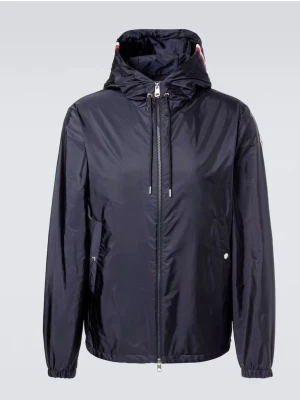 Moncler Grimpuers vindjacka - Stilren svart vindjacka med dragkedja framtill och justerbar huva. Jackan har två sidofickor med tryckknappar och elastiska muddar vid ärmslut och nederkant. Materialet är glansigt och lätt, perfekt för blåsiga dagar. Kom privat för fler bilder!