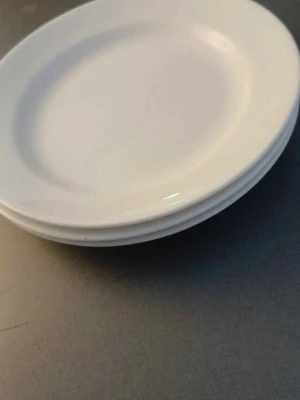 Tre vita assietter i porslin - Säljer tre enkla vita assietter i porslin. Perfekta till fika eller små rätter. Klassisk rund form och stilren design som passar in i de flesta kök. Säljes som ett set. Märke gustavsberg