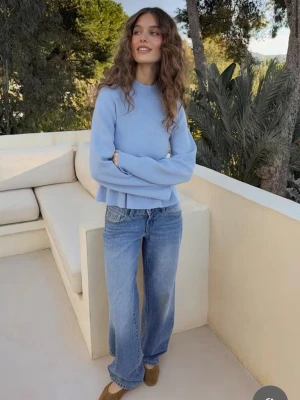 Jeans - Säljer ett par Lågmidjade vida jeans från Gina tricot, nästan aldrig andvända säljer då de tyvärr är för korta för mig