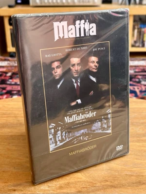 NY / INPLASTAD! Maffiabröder (DVD) – Samlarutgåva / Klassiker! - Helt ny, oöppnad och fabriksinplastad köpfilm på DVD med Martin Scorseses mästerverk ”Maffiabröder” (Goodfellas). Denna utgåva ingår i den snygga serien Maffia: The Classic DVD Collection. Ett absolut måste i filmsamlingen för alla som älskar kriminologi och gangsterfilmer!