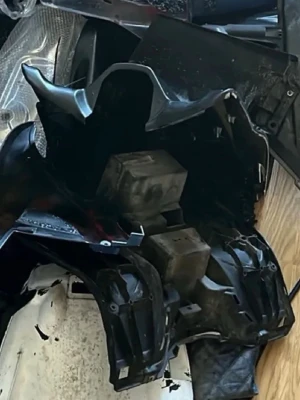 Svart plastkåpa till motorfordon - Svart yamaha aerox benkåpa