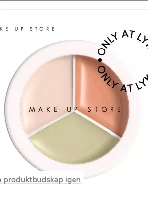 Oöppnad Concealertrio från Make Up Store - En rund concealerpalett med tre olika nyanser: ljusbeige, persikofärgad och grön. Perfekt för att täcka mörka ringar, rodnad och ojämnheter. Kommer i en smidig vit plastförpackning med genomskinligt lock.