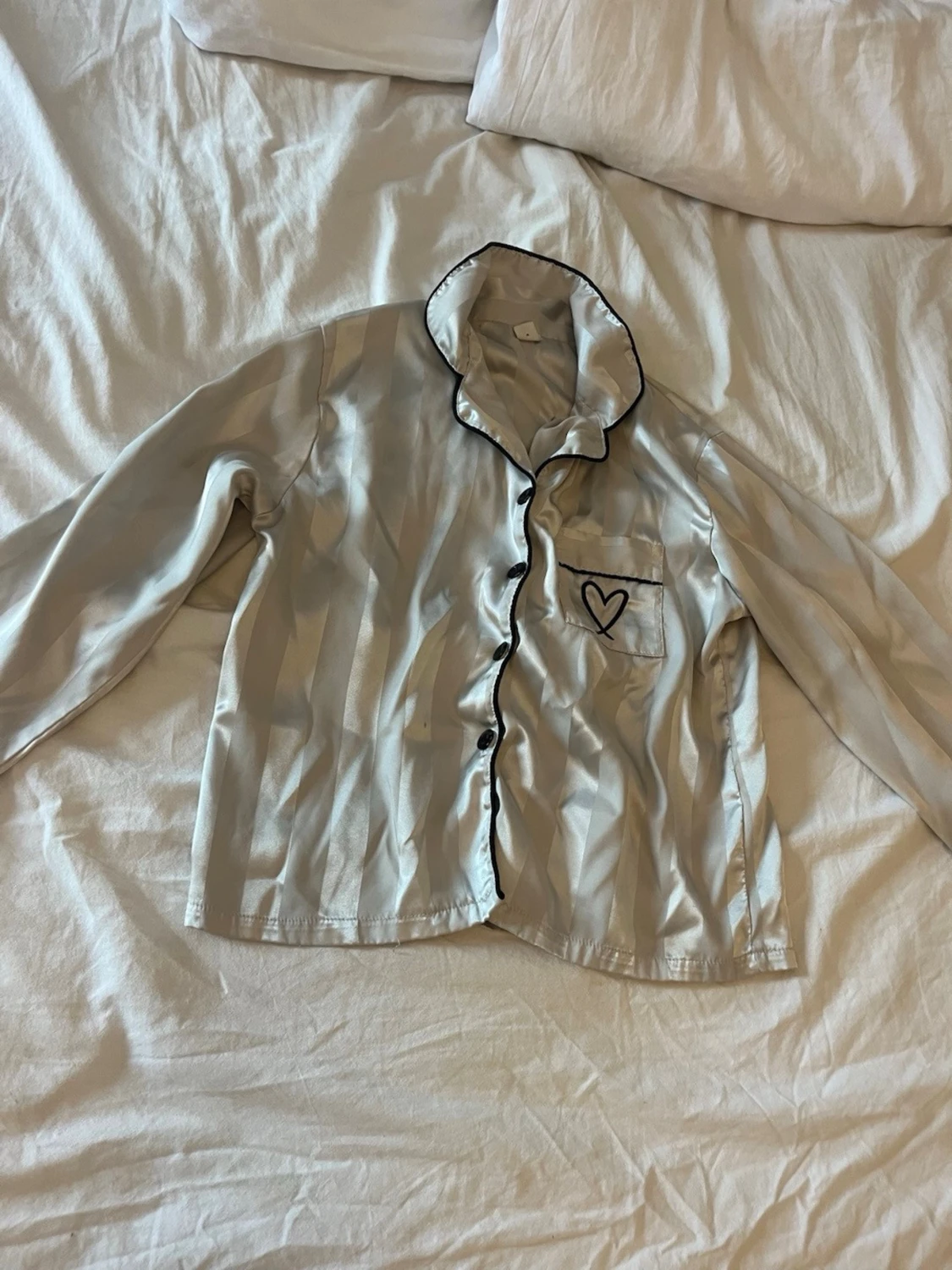 Silvrig randig pyjamas med hjärtdetalj