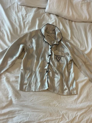 Silvrig randig pyjamas med hjärtdetalj - Silkes pyjamas i silver vit färg! sällan använd!