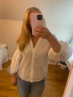 Vit blus med ballongärmar - Supersöt vit blus med puffärmar från H&M i storlek 38. Pris kan alltid diskuteras och skriv om du har några frågor!💗