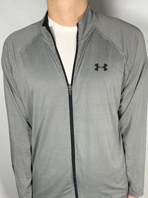 Under Armour zip - 👕 Plagg: Helzip                                                                 📏 Storlek: L                                                                🏷️ Märke/Modell: Under armour                                            ✨ Skick: Fint skick                                                        💬 Vid frågor är det bara att skriva!                                                                                          🛍️ Gramenti