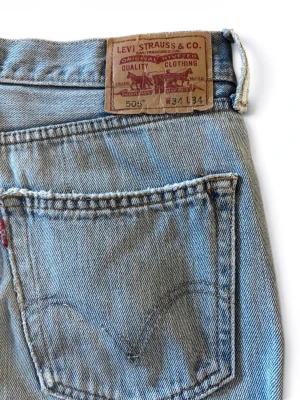 Vintage Levis Jeans - Vintage Levis Jeans i storlek W34/L34. Snygga fades och disstressing. Bra skick. Lagade på några ställen. Ingen heelbite. Skriv i DM om intresserad, kan även skicka fler bilder samt mått!