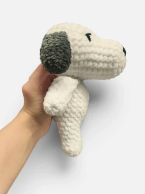 Virkad vit hund Snobben mjukisdjur - Säljer ett handgjort virkat mjukisdjur i form av en hund liknande snobben/snoopy. Hunden är vit med ett gråa öron och svart nos samt broderade ögon. Tillverkad i mjukt garn som gör den extra gosig och perfekt som present eller dekoration.