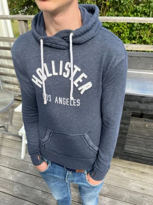 Hollister hoodie - Mycket Bra skick Storlek XS Jag på bild är 180cm och 66kg