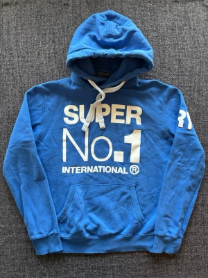 Superdry hoodie ~ sällsynt  - Säljer nu denna sjukt snygga Superdry hoodien | st M ~ 175–185cm | passar perfekt nu till kyligare dagar! Modellen produceras inte längre och är därav väldigt sällsynt. Kan även gå ner lite i pris vid snabb affär🍁🫶