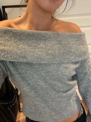 Off shoulder stickad tröja - Säljer denna supermysiga off shoulder tröjan från Weekday! Fint skick, storlek M. Nypris runt 500-600 kr