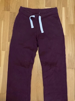 Vinröda mjukisbyxor  - Vinröda mjukisbyxor från Gina Tricot. Vet inte storleken för lappen är bortklippt men skulle nog säga 164/xs som dom flesta av mina byxor är❤️ Inga defekter nånstans 