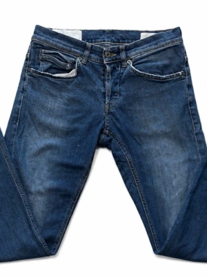 Blå Dondup George jeans - Säljer ett par blå Dondup George jeans med rak passform och klassisk femficksdesign. Jeansen har normal midja och är tillverkade i bomull. Perfekta för en avslappnad och stilren look. Och snygga slitningar.