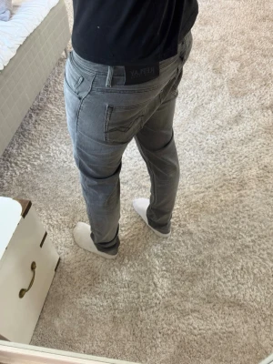 Replay jeans  - Replay Willby Jeans | skick 9/10 | Storlek 29/30 | A-39 B-100 | Pris - 499kr | Modellen är ca 180cm lång | Hör av dig vid minsta fråga eller fundering!!