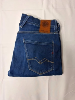 Replay anbass hyperflex  - Säljer ett par replay anbass hyperflex i storlek w30 L32, jeansen är i modellen hyperflex som gör jeansen stretchiga och extra sköna. Hör av dig vid funderingar 🌟🙌
