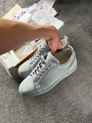 Ljusblåa loubutins - Säljer nu mina feta louboutins i absolut nyskick, använda 1 gång. En av dem om inte den absolut snyggaste och mest clean loubs colourwaysen på marknaden. Inköpta från Harrods louboutin affär. Allt og från köpet ingår såsom box dustbags snören kvitto osv. Frågor? Kom dm.  allt gott mvh Noah🙌