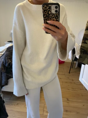 Vit stickad tröja - Säljer en vit stickad tröja med rund halsringning och breda ribbade muddar vid ärmslut och nederkant. Tröjan är i storlek xs och är köpt ifrån lager 157
