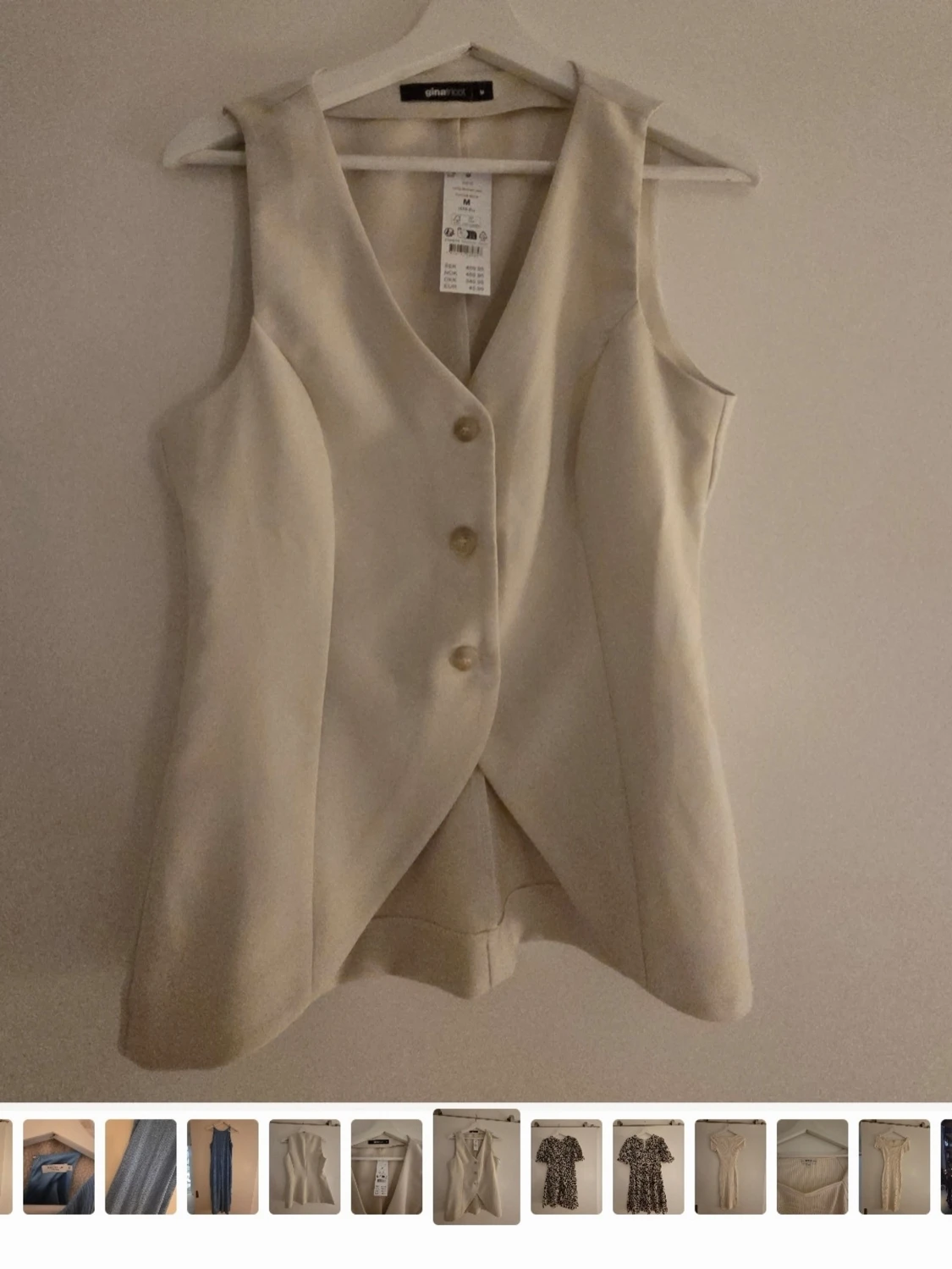 Beige lång väst med knappar