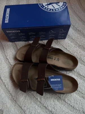 Birkenstock Arizona - Helt nya och oanvända Birkenstock Arizona i färgen mörkbrun, storlek 43. Hör av er vid funderingar! 🙌🏼