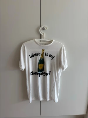 MC2 Saint Barth T-shirt - Snygg och bekväm t-shirt från italienska Saint Barth, endast använd vid 1-2 tillfällen då även denna dessvärre hann att bli för liten. Sval och mjuk och perfekt till stranden nu till semestern. Inköpt för ca 1600kr.  Storlek Small.  Hör av er vid fler frågor.