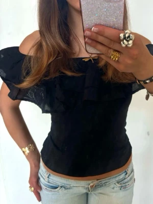 Offshoulder svart volangtopp  - Såå fin Offshoulder svart volangtopp! Jag är 168 och det är mina bilder, köp via köp nu direkt eller Swish, kvar tills markerad som såld 💖 obs strlk lappen är klippt men passar s-m