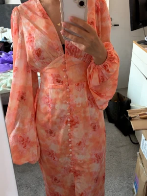 Adoore Positano maxi dress  - Säljar denna Adoore Positano maxi dress i färgen peach, storlek 32 med lappar kvar🧡Ord. pris 1 695 kr