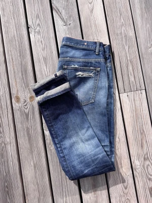 Selvedge jeans  - Säljer ett par blåa selvedge jeans med  straight/tapered fit beroende på kroppsform. Riktigt najs fades och slitningar, vid frågor skriv!