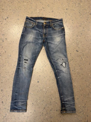 Nudie Jeans 32/30 - Eftertraktade Nudie jeans i modellen, Grim tim. Jag är 181 pch väger cirka 71kg och skulle säga att de sitter bra.