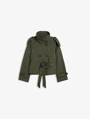 Bershka trenchcoat - En jättefin trenchcoat med bälte från märket Bershka. Den är i färgen mörkgrön och storlek XS men passar även S. Använd en gång och alltså i väldigt bra skick! Perfekt nu till hösten
