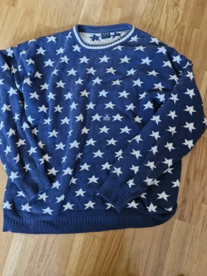 Stickad tröja från GANT - Säljer en mörkblå stickad tröja från GANT med vita stjärnor Säljer för att den inte kommer till användning men Tröjan är I gott skick Pris kan diskuteras