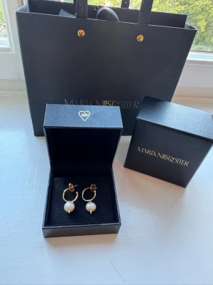 Maria Nilsdotter örhängen ”pierced pearl” - Så himla söta och perfekt för ”every day wear”. I modellen ”pierced pearl earring” där nypris för båda ligger på 5190kr. Tyvärr får jag inte så mycket användning för de och därmed är de i nyskick! Båda boxar följer med och påse om så önskas.   Skriv gärna vid fler frågor🙌🏼