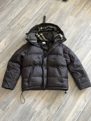 Burberry jacka  - Säljer en jätte snygg jacka som passar till många stilar och är perfekt nu när vintern är snart här. Inget är fel med den bara att den är lite sönder längst ner men man ser inte det när du har på dig jackan 