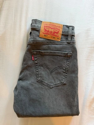  Levi's 511 jeans - Snygga grå jeans från Levi's modell 511 med klassisk femficksdesign och raka ben. Jeansen har en diskret tvätt och den ikoniska röda Levi's-lappen på bakfickan. Tillverkade i mjukt och slitstarkt denimtyg som sitter skönt hela dagen. Endast använda en gång.