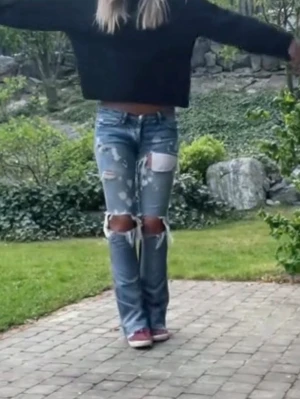 Jeans med hål - Säljer mina omsydda jeans då de tyvärr inte kommer till användning längre, skriv för fler bilder. 
