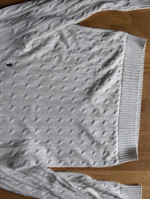 Stickad ralph lauren tröja - Clean ralph lauren tröja i beige vit färg, perfekt nu till hösten, När de börjar bli lite kallare. Skriv om ni har några frågor!