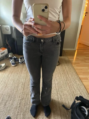 Grå bootcut jeans med hög midja - Säljer ett par gråa bootcut jeans med hög midja och klassisk femficksdesign. Jeansen är använda och i fint skick