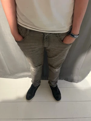 Replay Anbass jeans  - Replay Anbass jeans med slitningar! -Modell Anbass slim fit!-Storlek 33w 32L! -Skick 8/10! -Pris 419kr nypris crika 1799kr! Hör av er vid minsta lilla fråga eller fundering! 