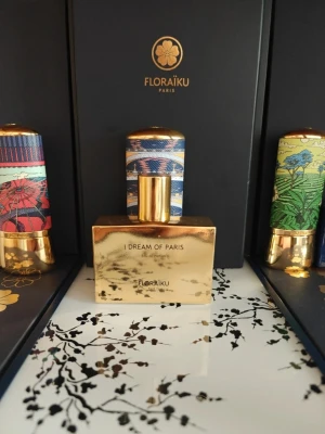 Floraïku I Dream of Paris parfym - .Detta är en oerhört exklusiv parfym från huset floraiku. Denna parfym är omöjlig att få nu, det var den första gjorda flaskan av i dream of Paris. Den har ändrats mycket nu förtiden är det en annan låda en annan flaska en annan doft den här varianten är väldigt exklusiv. OBS VILL INTE SÄLJA TILL DEM SOM INTE KAN FLORAIKU