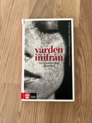 Vården inifrån : när sjuksköterskan blir patient - kurslitteratur - Inköpt från Adlibris.