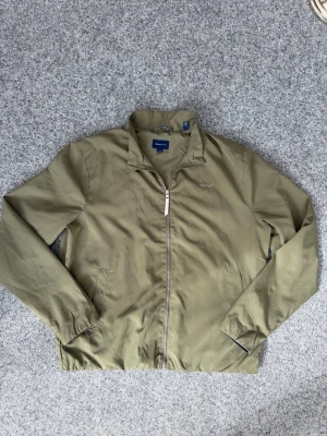 Gant jacka | 170 ~ Olivgrön - Säljer denna olivgröna jackan från GANT | Storlek: 170 | XS | Mycket bra skick - Hör av er vid frågor eller funderingar!🙏